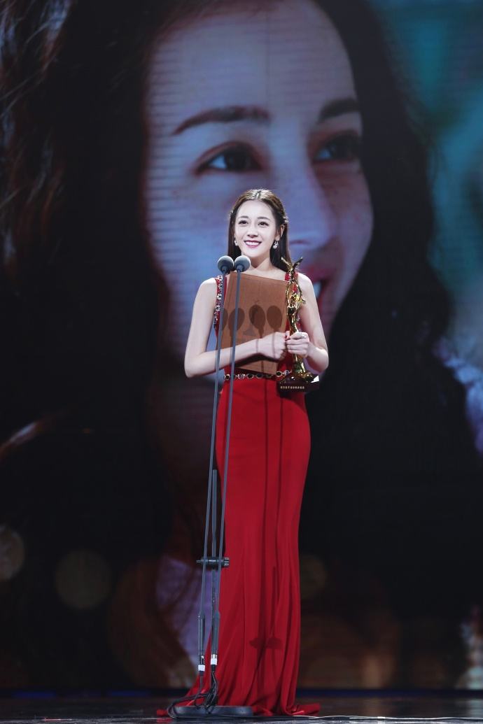 “酥胸半露”却偏要捂着,故作矜持,有一种尴尬叫迪丽热巴玩性感