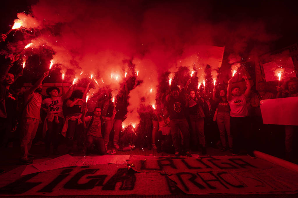 声援维尼修斯西班牙驻巴西圣保罗领事馆前发生抗议