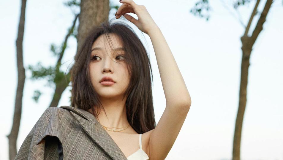 王思聪女友做饭被烫伤，热油溅脸烫出红点，拉衣服露伤被疑博眼球