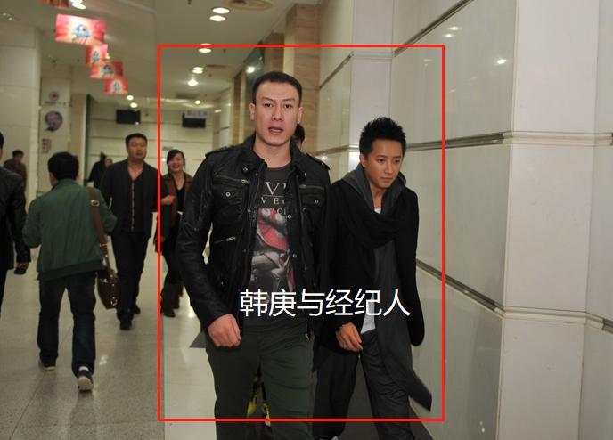 助理伺候明星捏脚,助理伺候明星跪下打伞