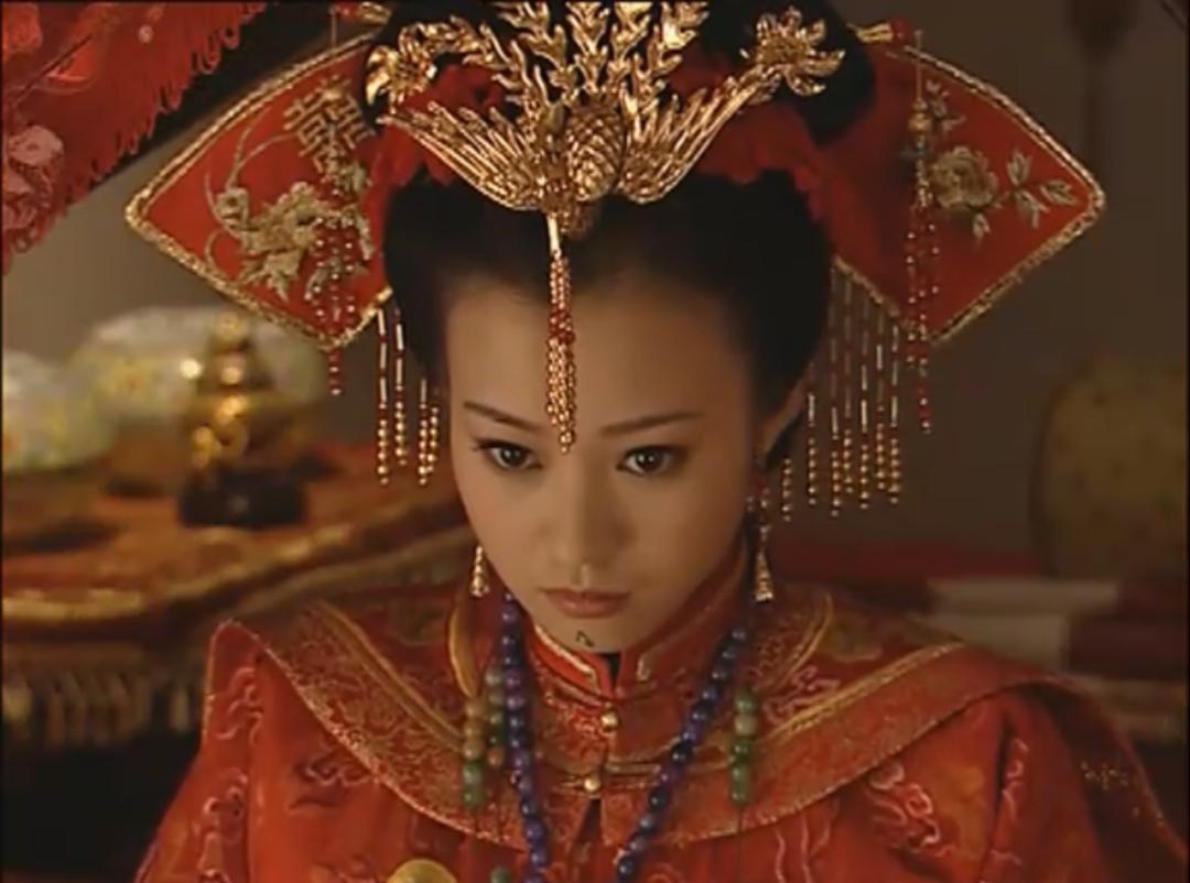 周迅青春靓丽蔡少芬人老珠黄,给皇后