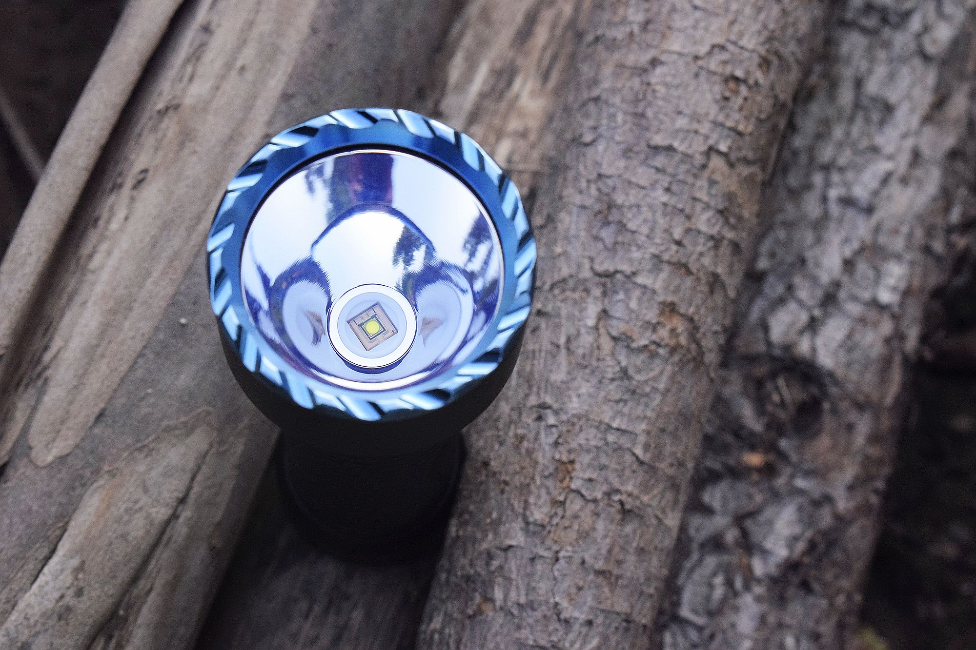 短小精悍的性能均衡之作！傲雷神剑Javelotmini远射战术手电体验