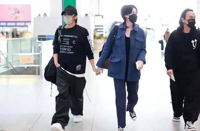 谢霆锋和王菲高调秀恩爱,王菲谢霆锋机场秀恩爱视频