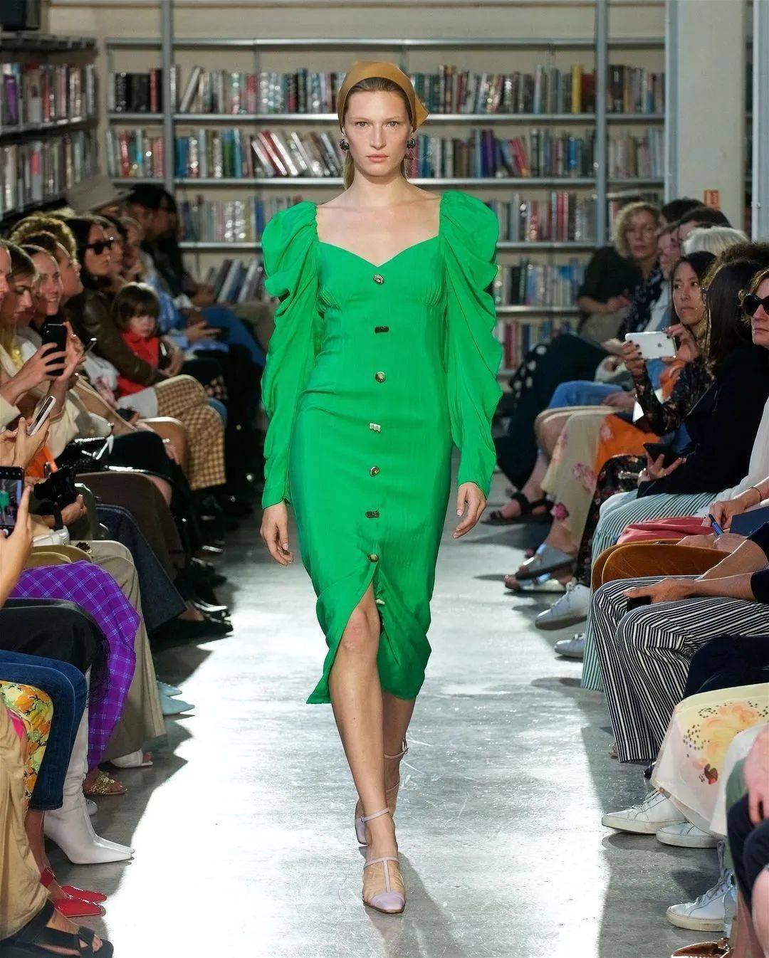 冬天活力穿搭运动风,充满活力的早春穿搭从色彩开始