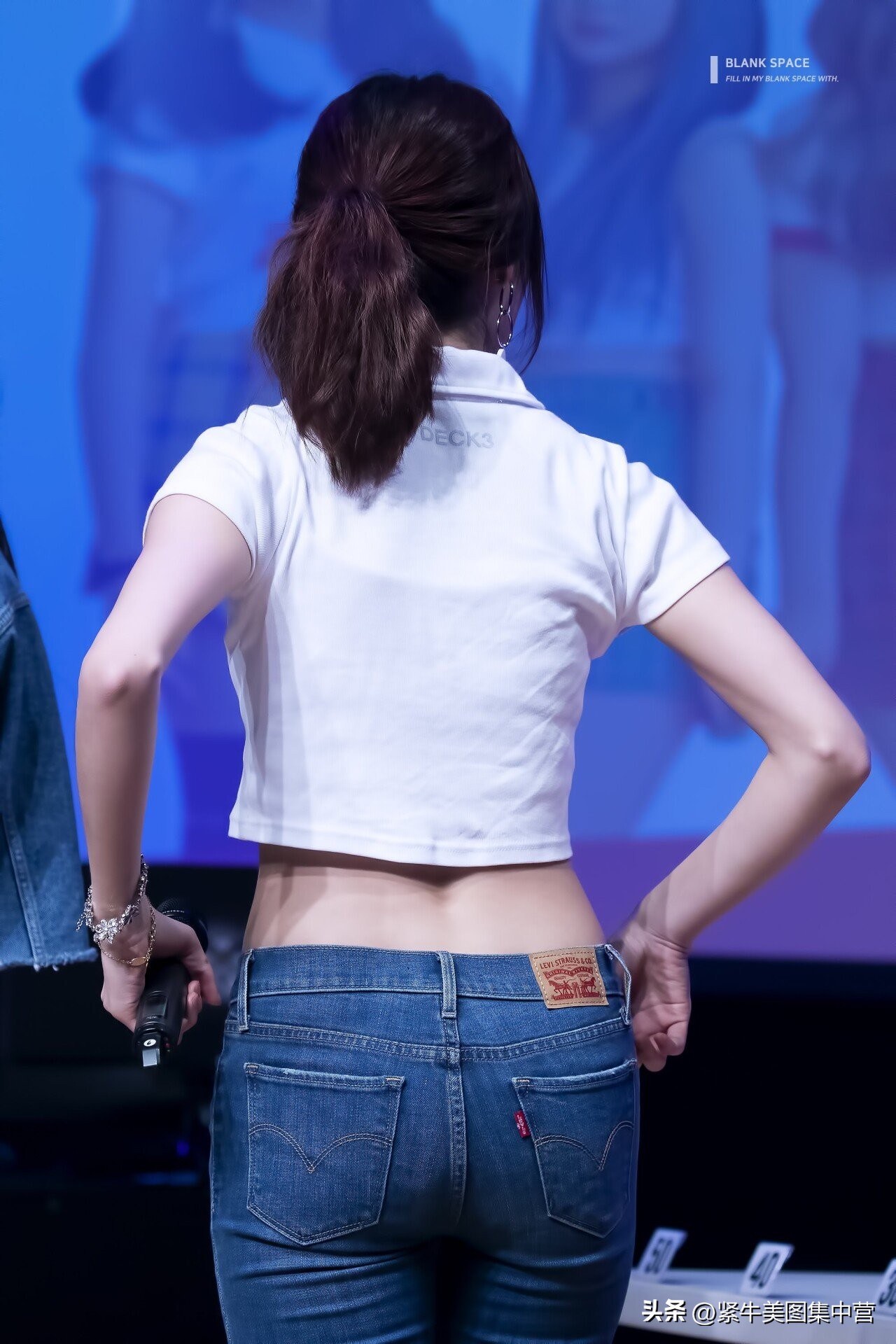 崔裕娜,Yuju紧身牛仔裤美图