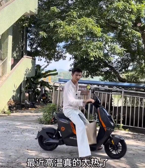 陆仙人每月都回老家，拍自己构思好的视频，骑电车上身直得像钢板