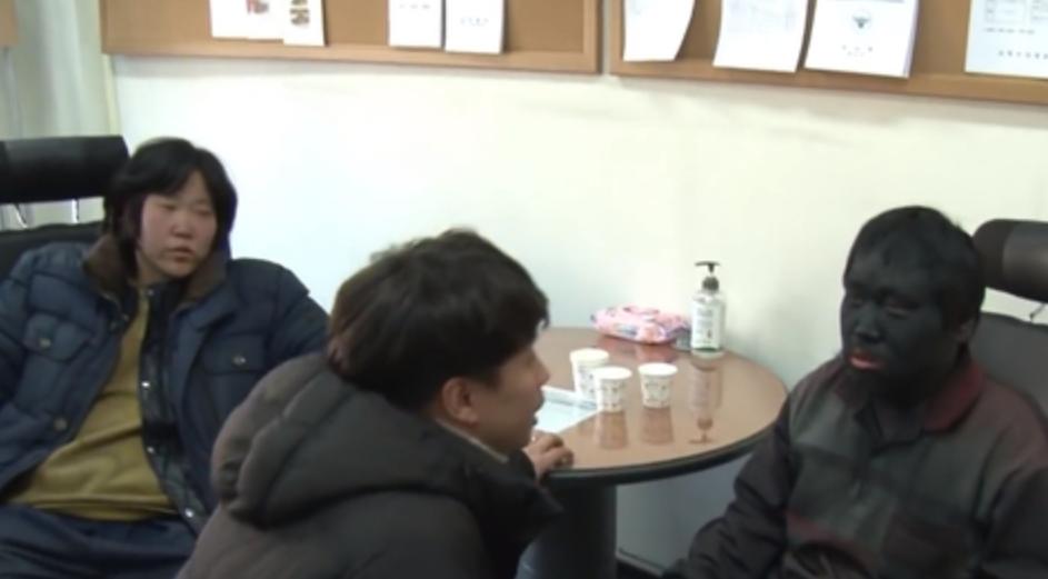 韩国男子每天用鞋油抹脸纪录片,韩国男生每天擦脸