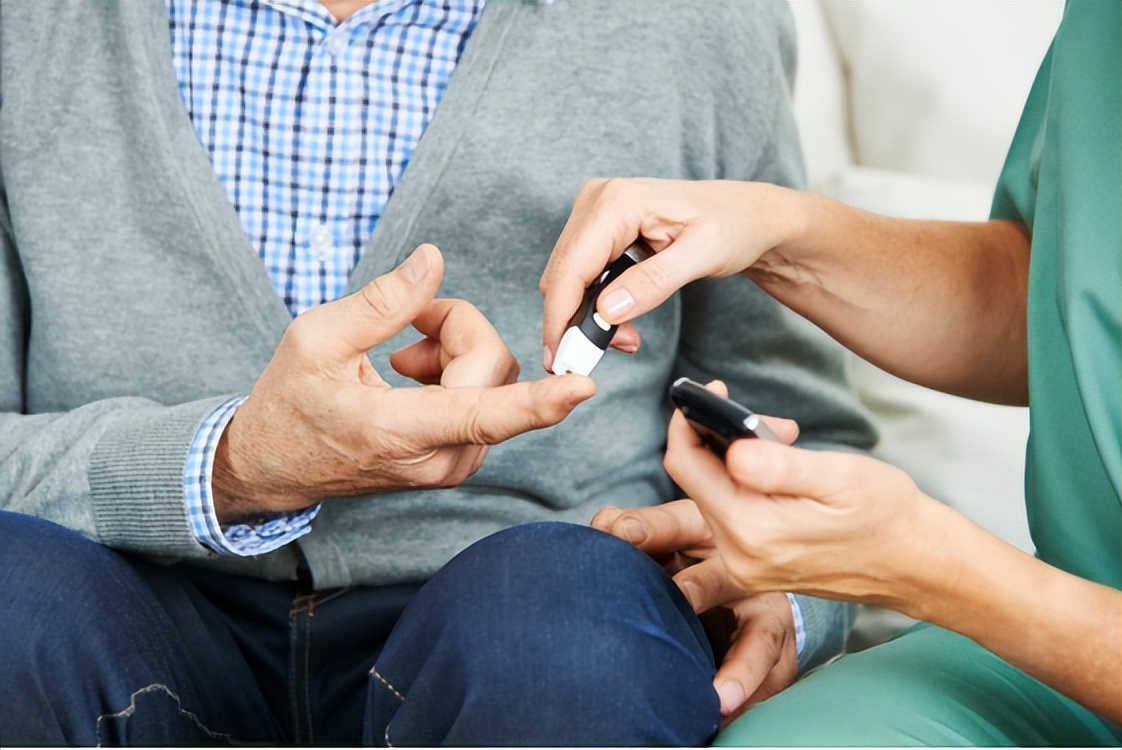 睡觉手指发麻发胀是什么症状,新冠有手指发麻的症状吗