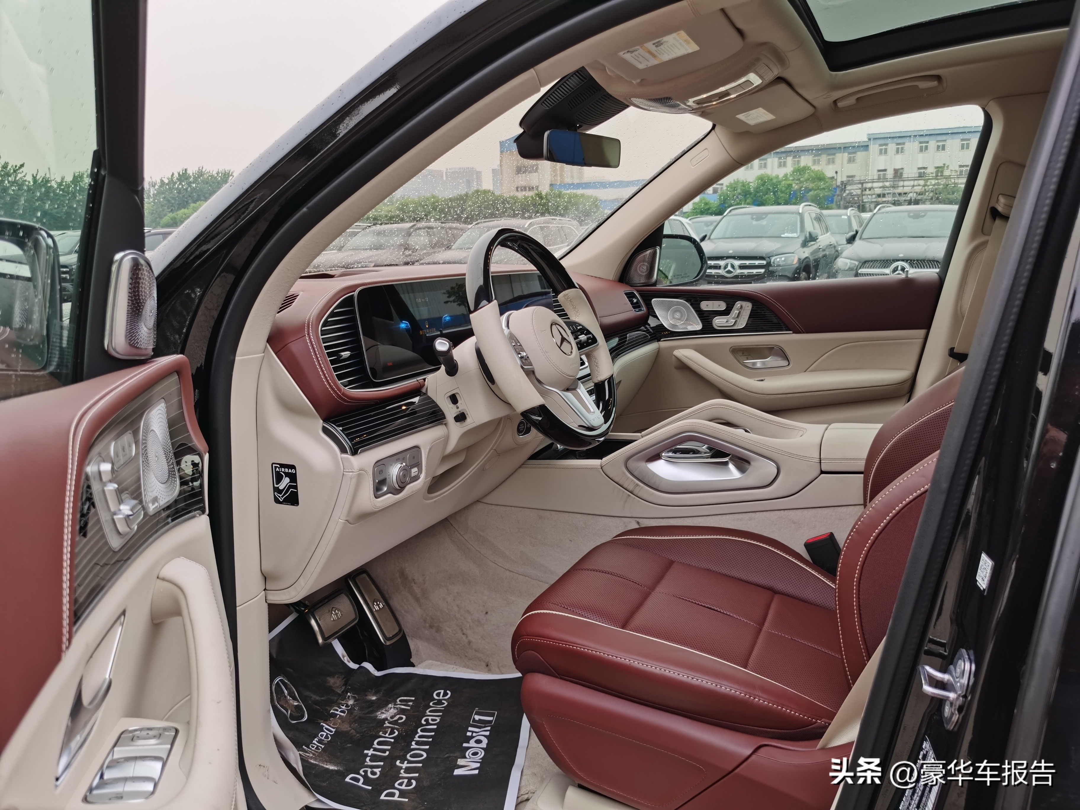 奔驰gls600迈巴赫2022款4座版,奔驰gls400跟迈巴赫的gls600不同