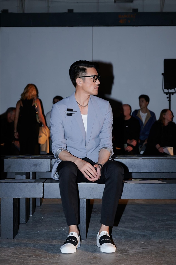 胡兵秋天穿搭,胡兵身着蓝色大衣尽显成熟魅力