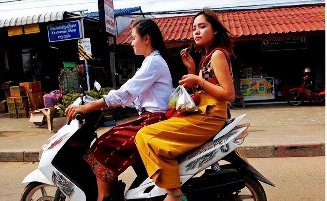 我国周边一个穷国家，200块租“美女导游”，游客：服务很周到