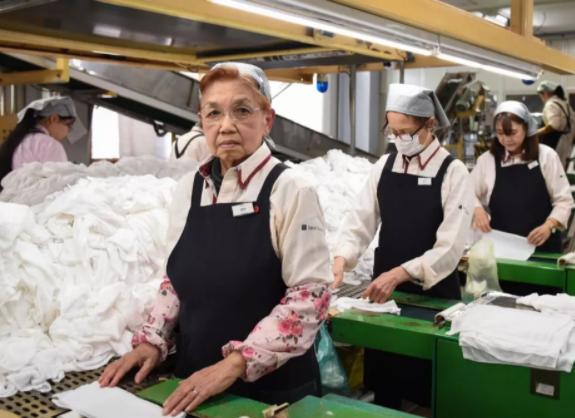 日本人口老龄化有多严重？1/4老人65岁还上班，白发苍苍仍不退休