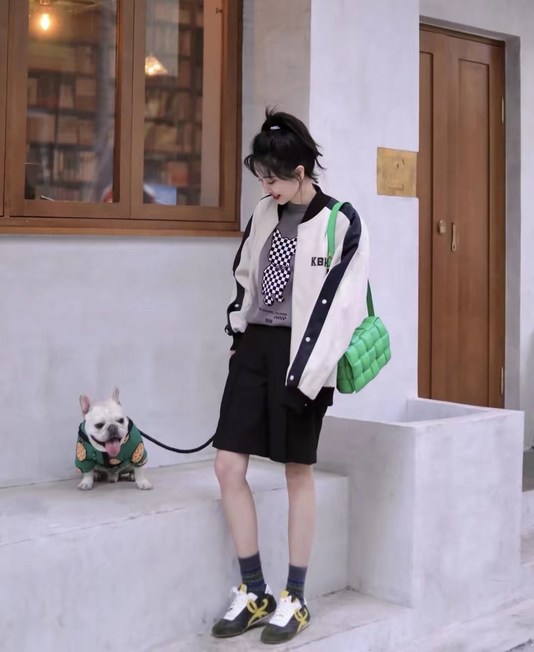 卫衣搭配什么裤子穿起来比较好,卫衣怎么同外套搭配才好看