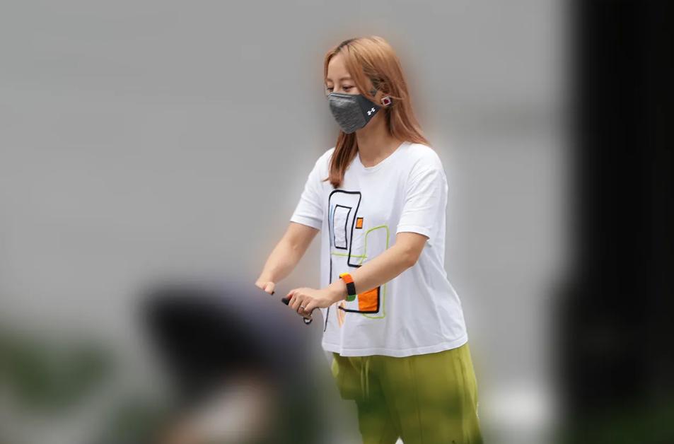 人气顶峰期闪婚引退,六年未见的“日剧女神”与丈夫带娃出街