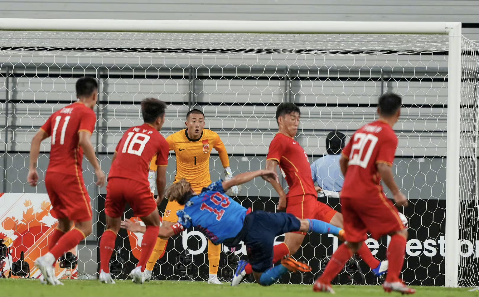 0-0！国足铁桶阵+神将韩佳奇建功，日本男足急得踢晕队友