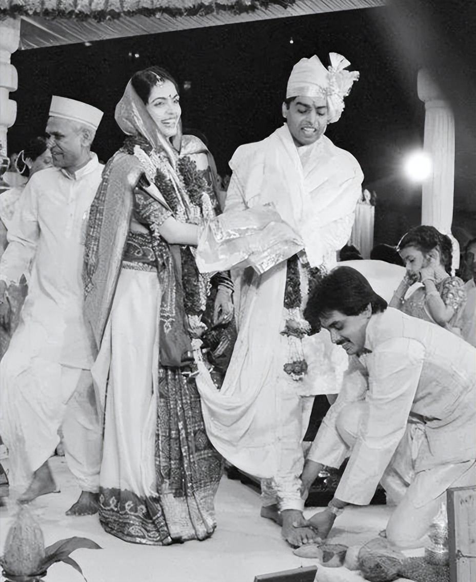 “灰姑娘”多年不孕，却获印度首富一生独宠，这个女人不简单