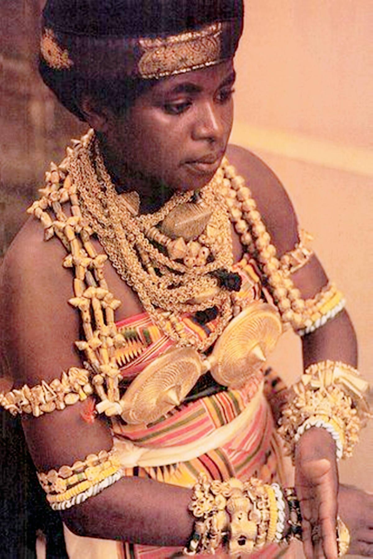 非洲“黄金部落”,酋长有80个妻子,女人连内衣都是镶金的