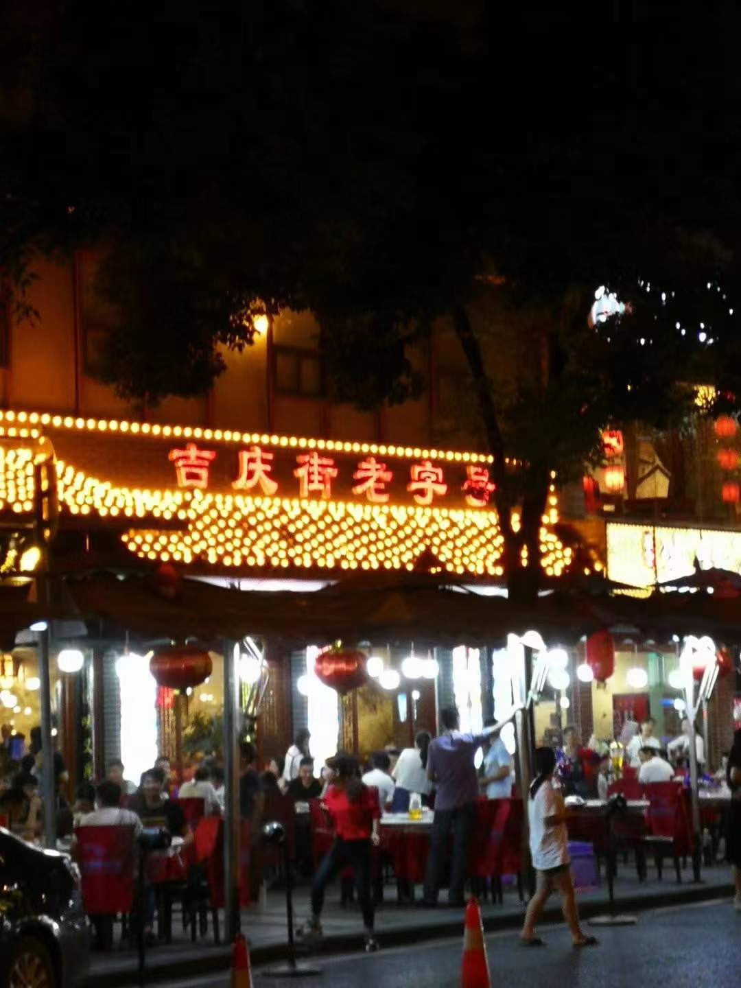 据说武汉的夜生活就是从吉庆街开始的，可现在已经变成了城市毒瘤