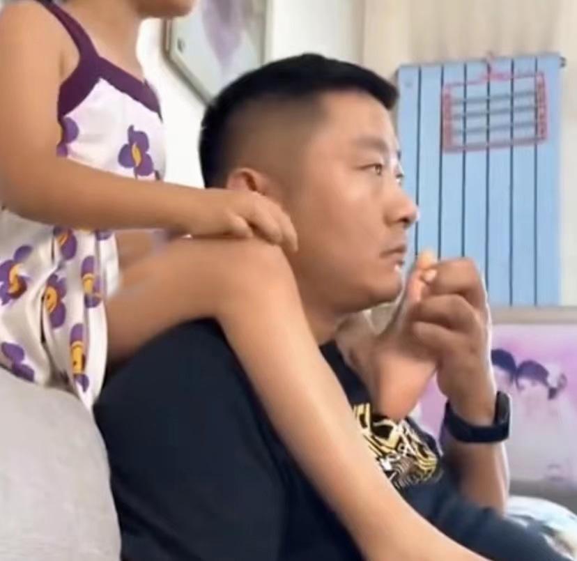 夫妻交换脚游戏，男子表情大写惊艳