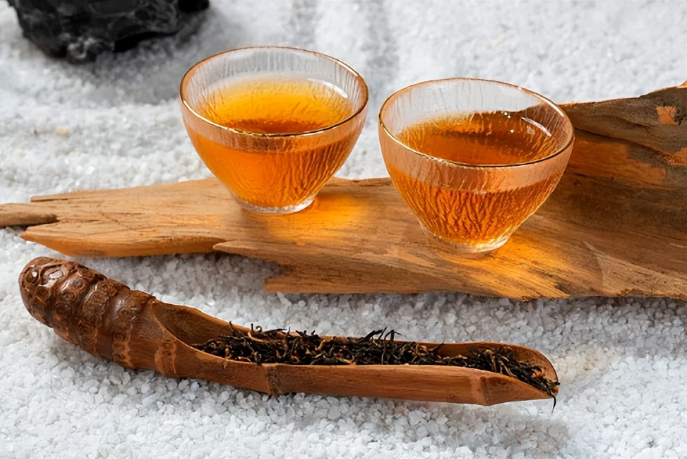 仲夏来袭，建议女性：“不食2饭，常饮4水”，气质优雅显魅力