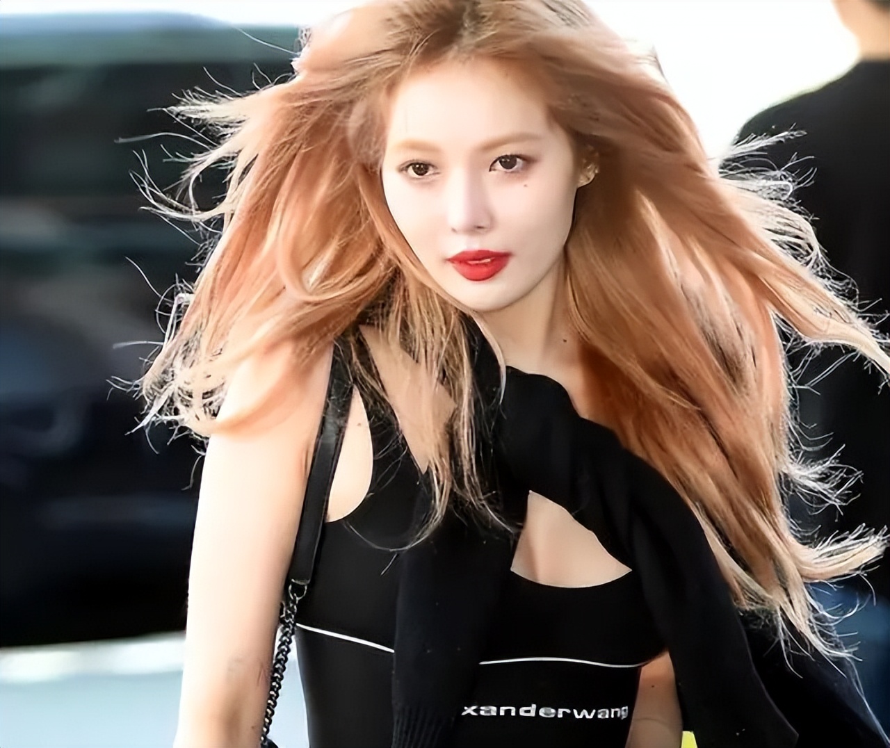 泫雅演唱会吊带带子,泫雅在舞台上跳舞意外曝光