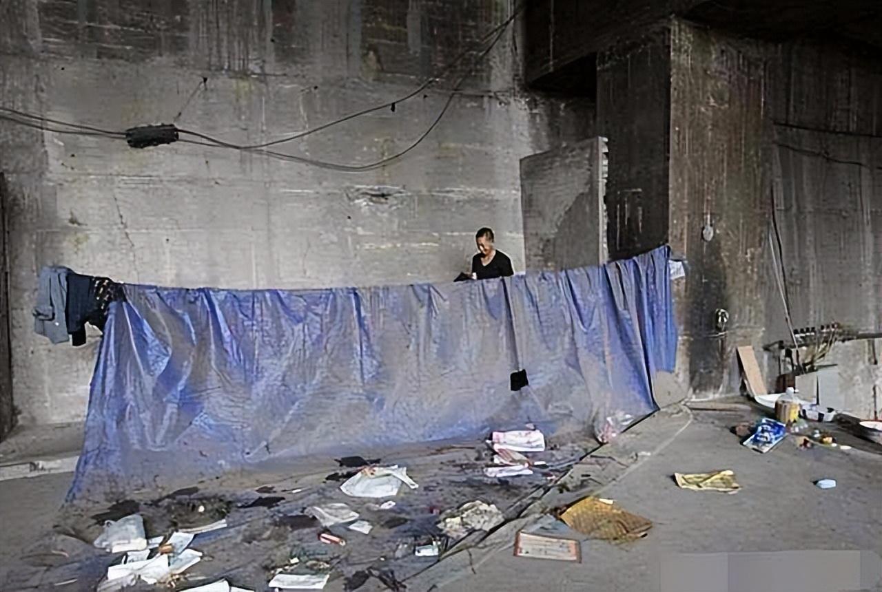 男子在桥洞下研究彩票18年,男子蜗居桥洞研究彩票后续