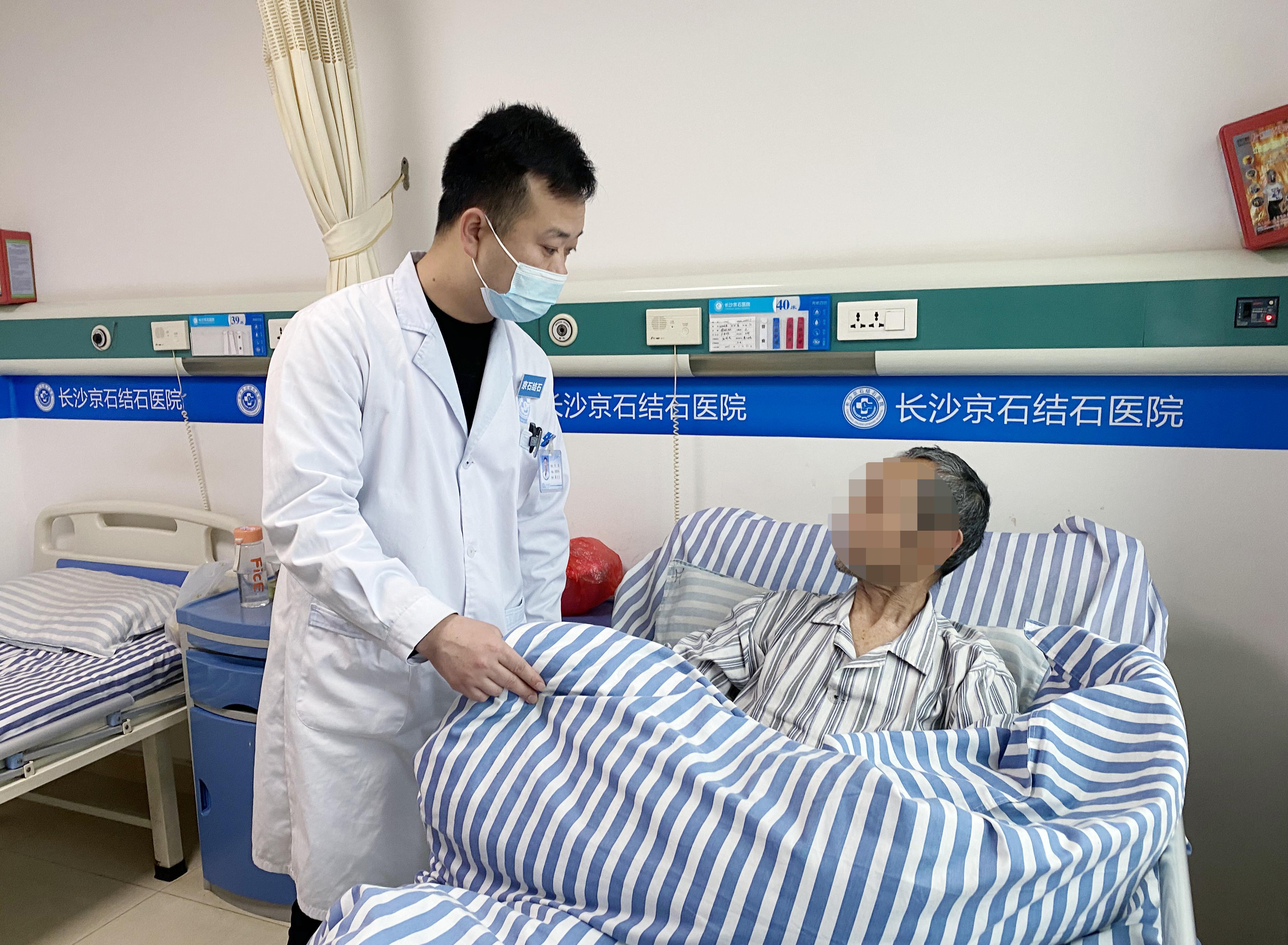 嗲嗲尿频大半年隐忍不治膀胱结石竟长成似“麻球”