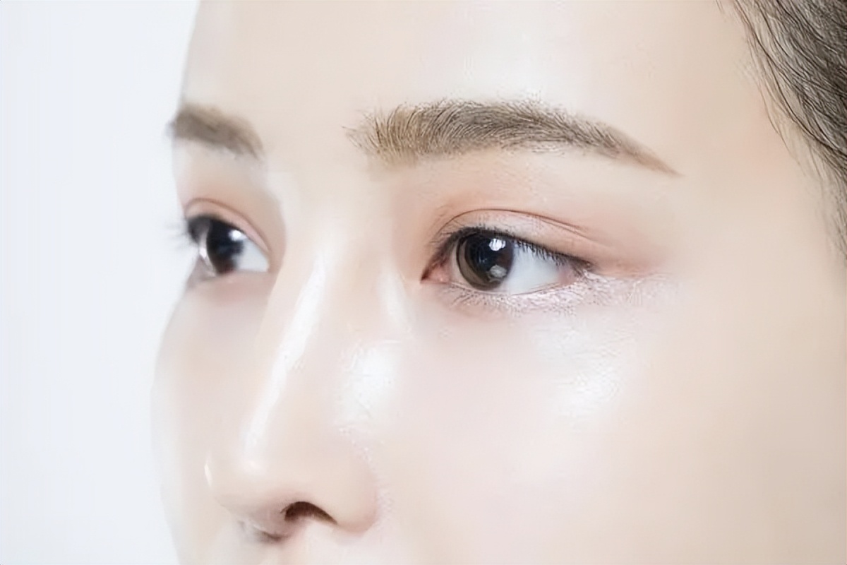 黛昂丝防止眼睛衰老，从眼周护理开始！