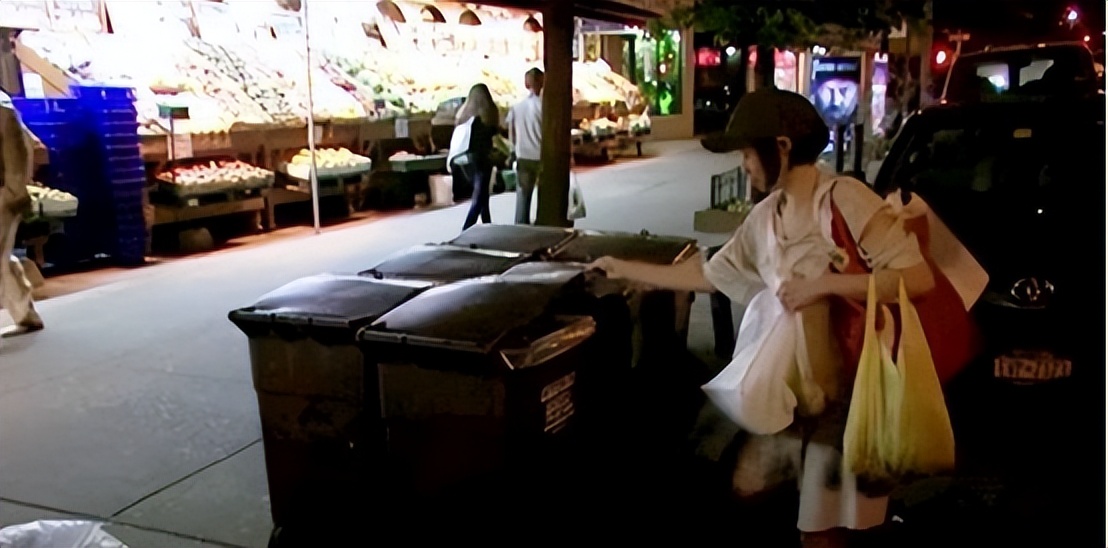 “省钱狂魔”20年不买内衣,厕纸晾干重复用,靠自己在纽约买套房