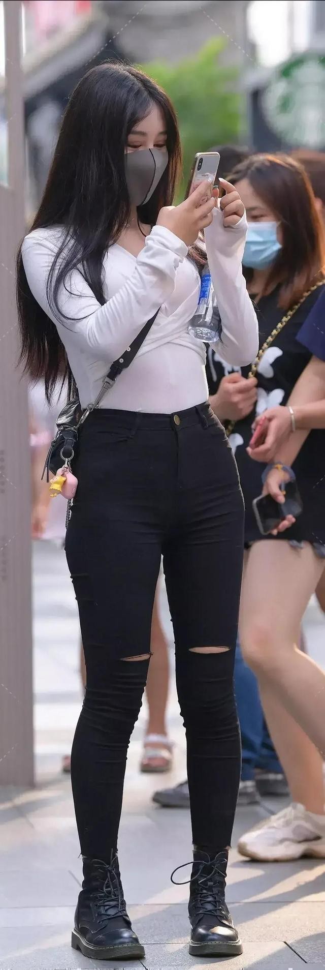 充满活力的打*裤底**穿出最美姿态，勾勒出曼妙身材，气质独特