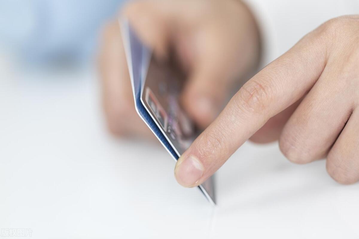 社保银行卡激活必须本人去吗,激活银行卡需要去办卡地方吗