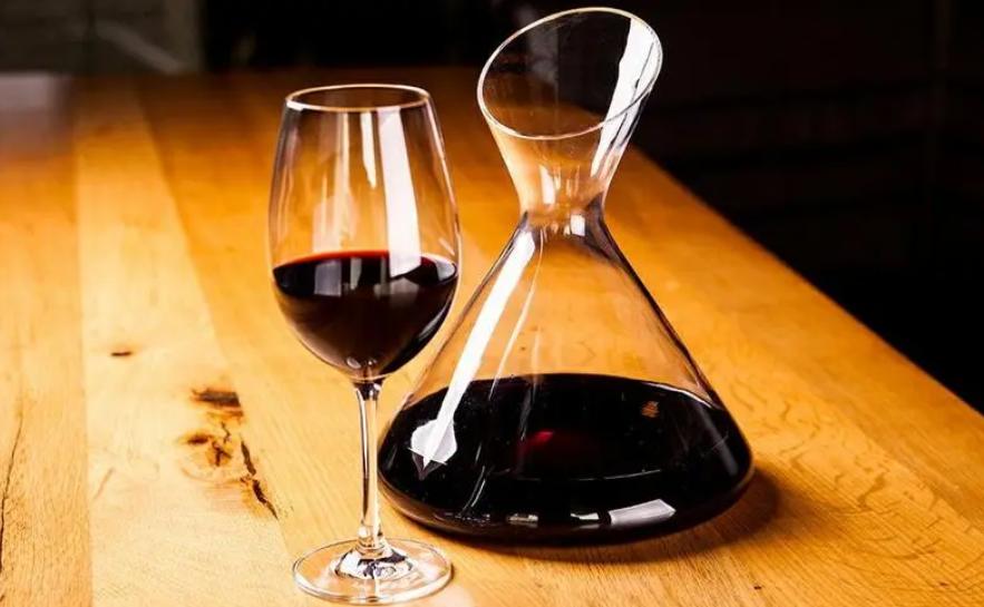 喝红酒醒酒好还是不醒酒好,红酒需要醒酒白酒需要醒酒吗