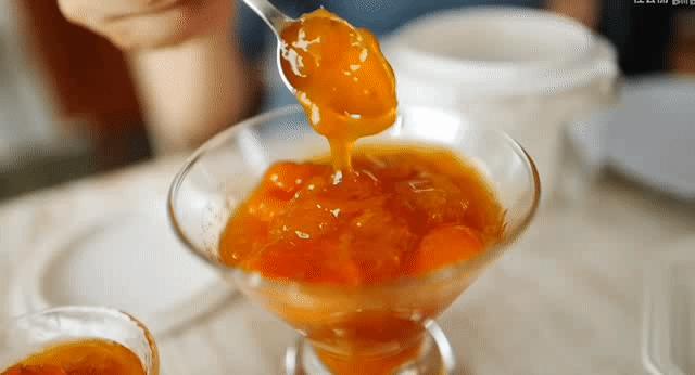 又到了临走前妈妈偷偷在我的包里硬塞一瓶酱的时候