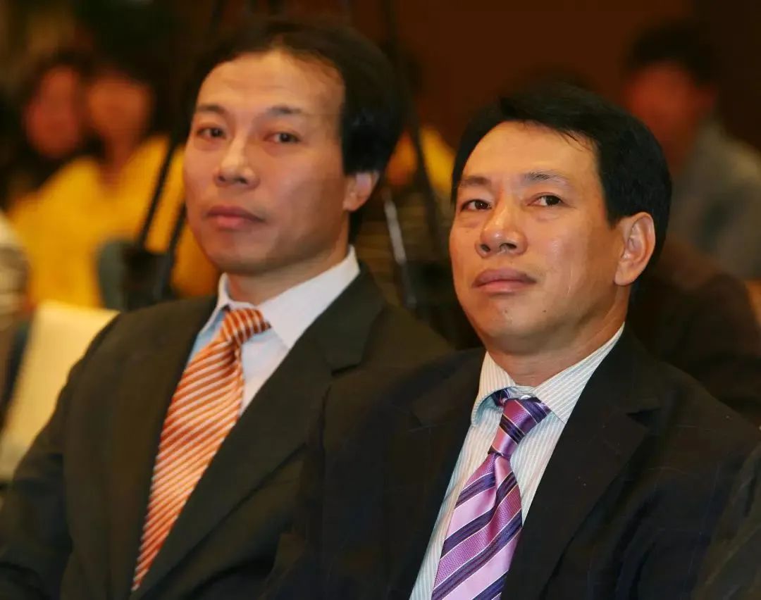 他小学没毕业，花10亿把“打工皇帝”招至麾下，600亿身价还*税逃**