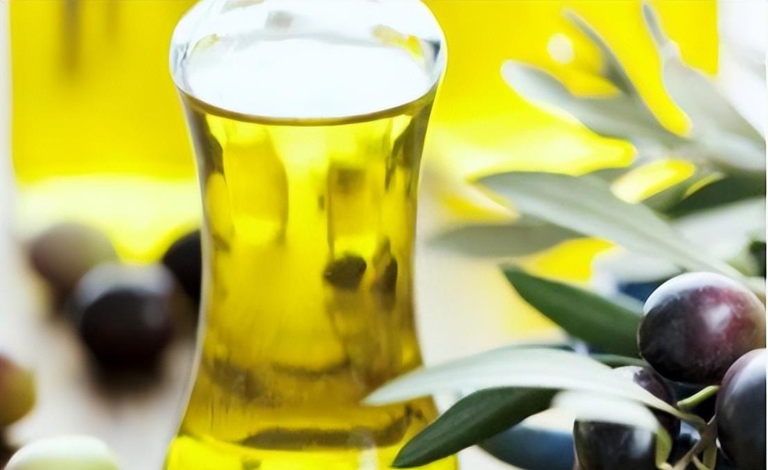 为什么避孕套上会有一层“油”？对身体有危害吗？