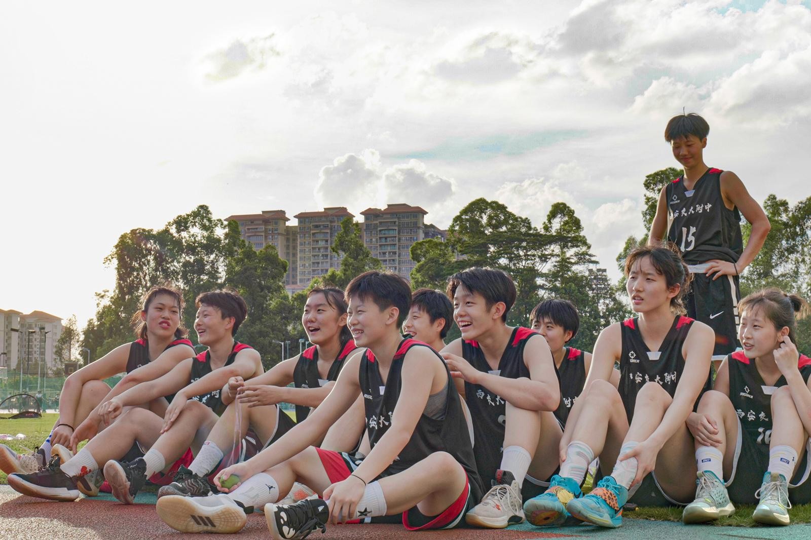 迎篮而上的女孩剧情,迎篮而上的女孩免费观看