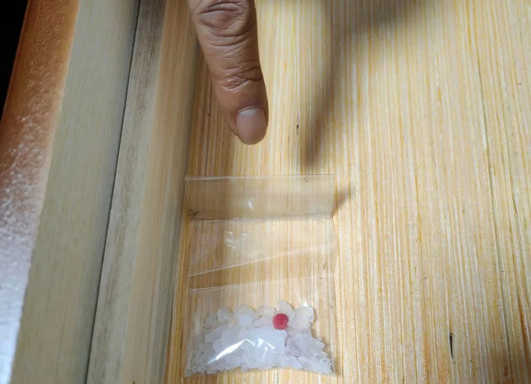 “有没有肉，多少钱？”“钱就不要了，你买条烟给我好了”买的是酒跟肉吗？不，是*品毒**！