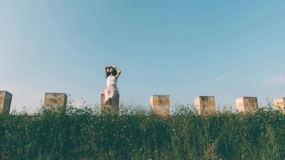 为什么一个人会变得不爱说话,一个人变得不想说话不想和人交往