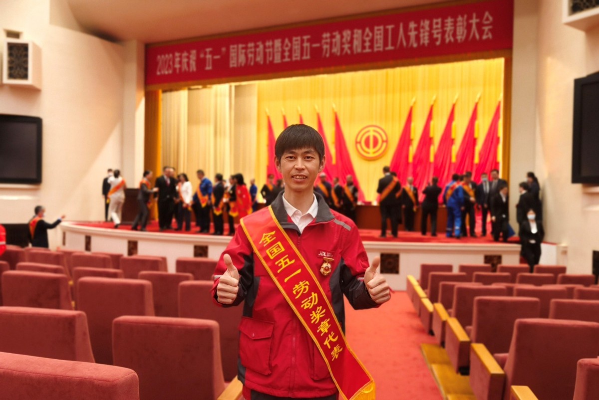 神互动！“跑得最快的京东快递小哥”为梅西送球，直呼“太荣幸了”