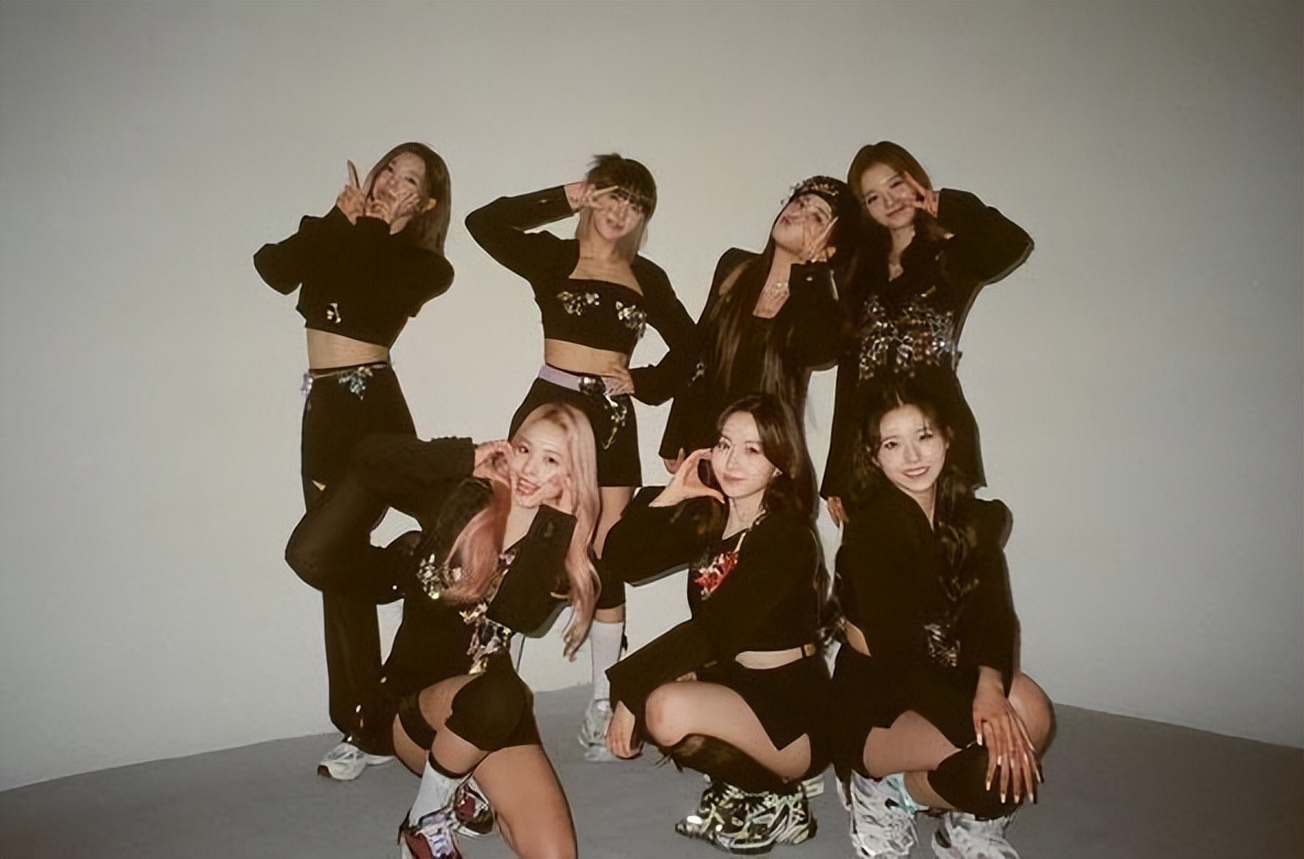 JYP新团出道即受关注，成员雪允因颜值出圈，却被指不尊重粉丝？