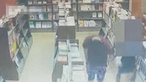 13岁女孩在书店遇见*魔色**！趁她没注意，裸露*处私**，还掀起裙子猥亵