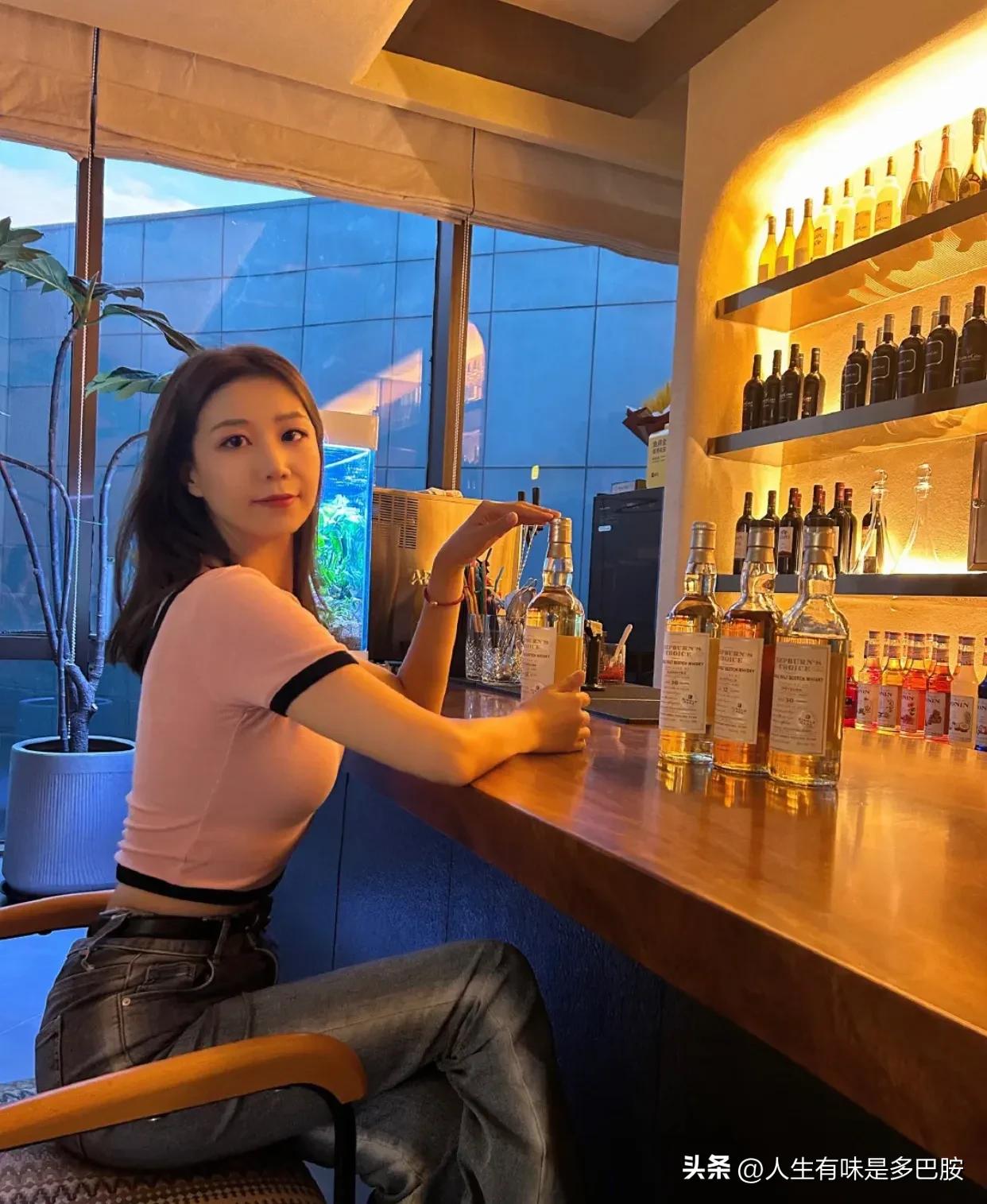 新手去酒吧如何跟女孩互动,如何在酒馆里被人搭讪