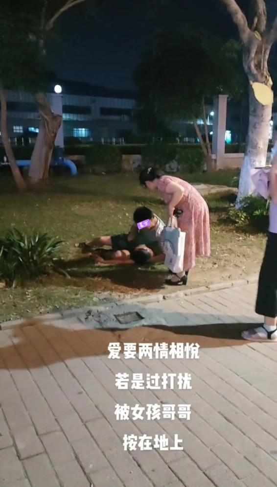 男子被女友暴打被迫还手,小伙和女朋友吵架被好心大哥暴打