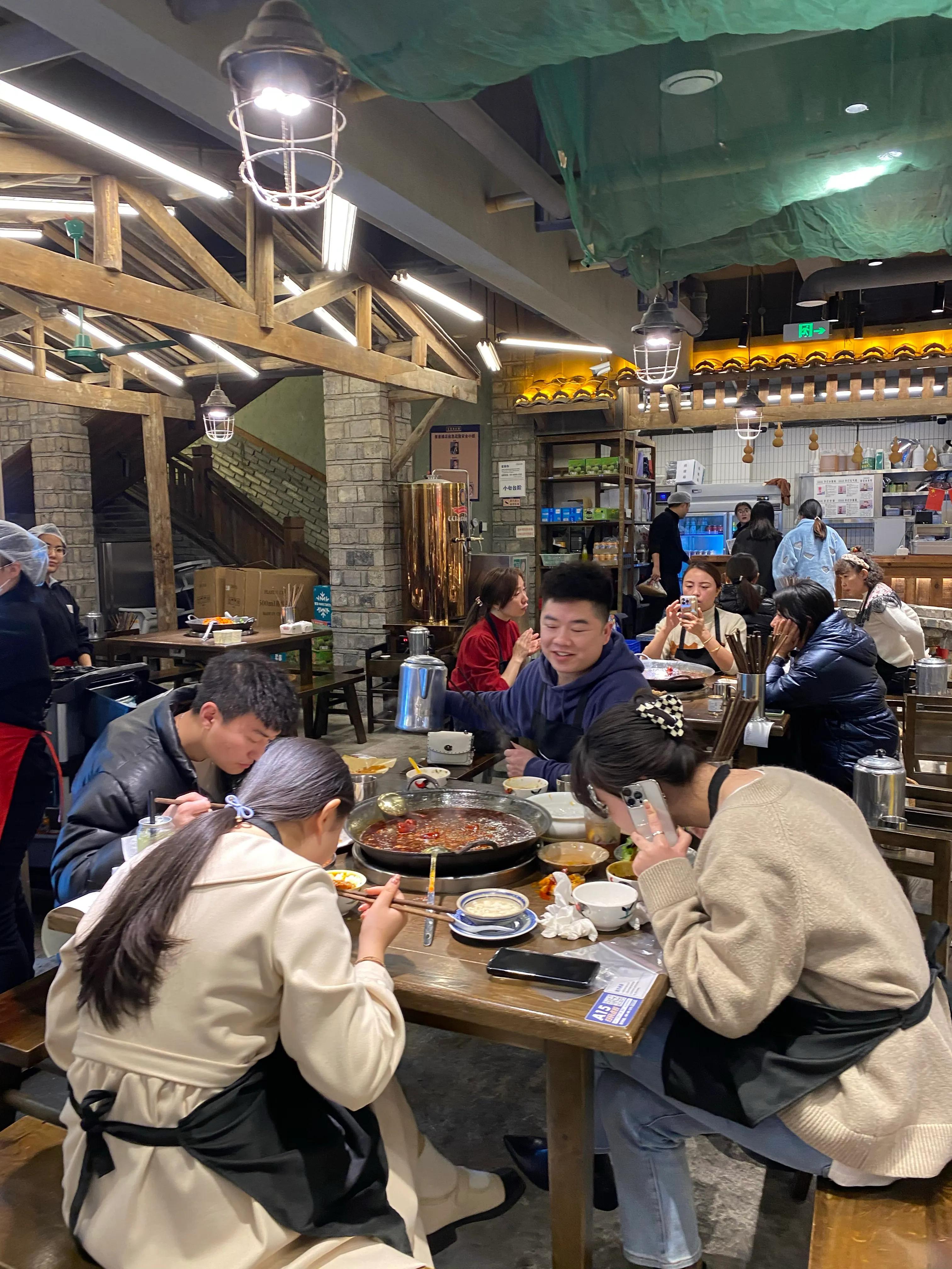 成都这家火锅店充满情怀适合闲聊,成都这家壕得不讲道理的自助火锅