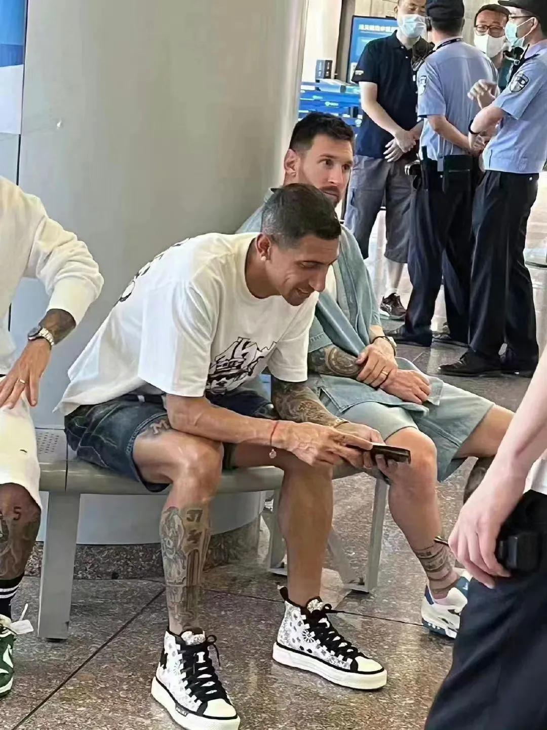 梅西到北京,梅西在北京高举双手鼓掌致意球迷