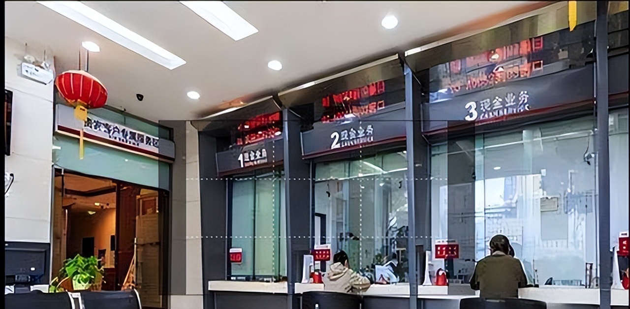 老人过世后银行存款不懂如何取出,老人去世后银行死期存款怎么取