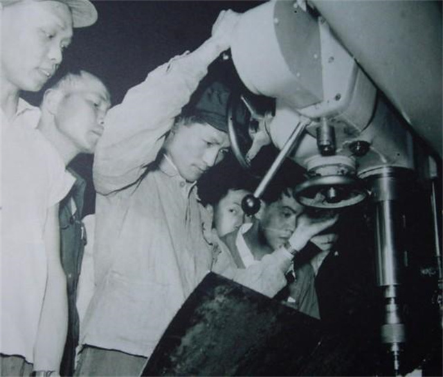 机械厂普通工人，55岁官至副国级，历任北京市委书记，此人是谁？