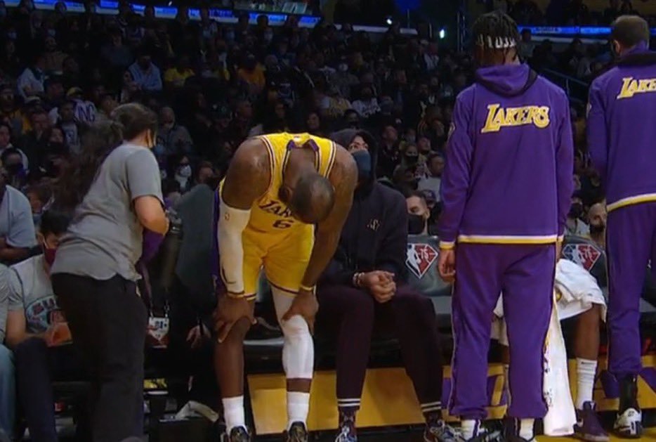 老詹上脚的板鞋,老詹崴脚起来后直接跺脚