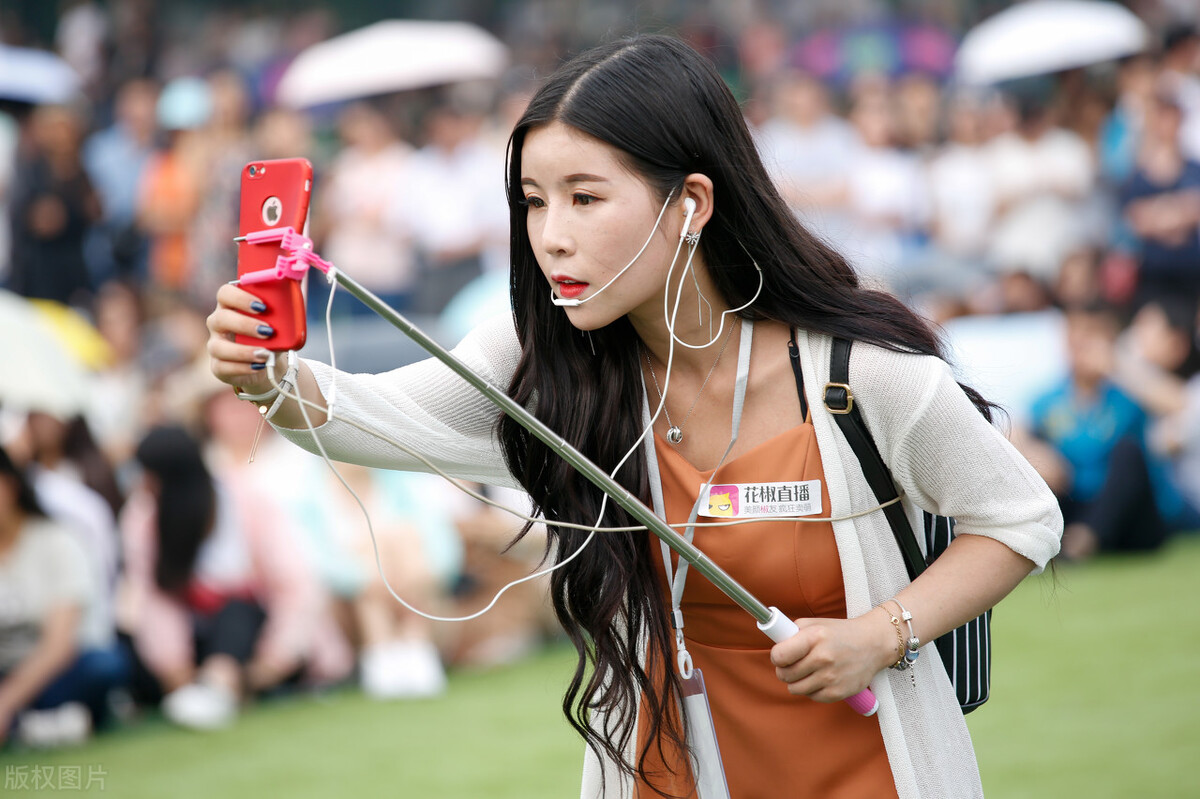 开服装店一年能赚100万吗,年轻妹子开服装店年赚500万