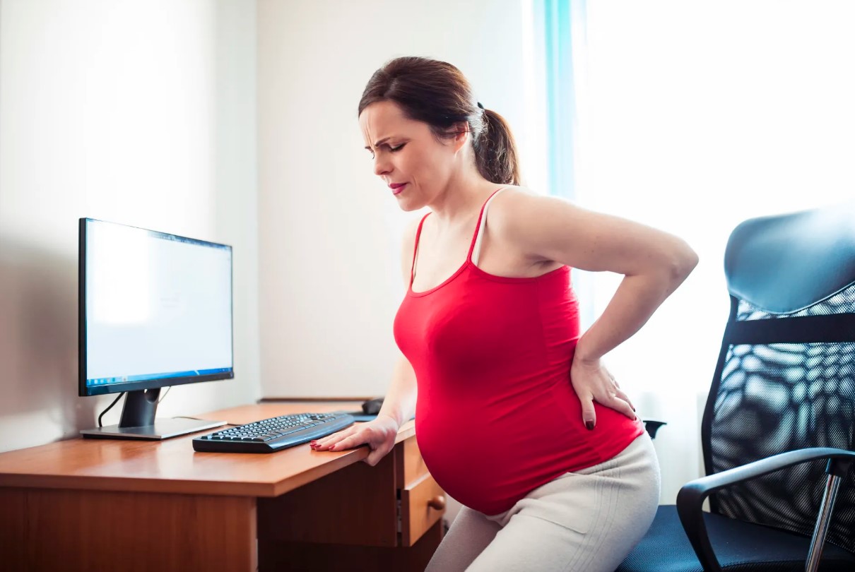 怀孕中期腰疼背疼屁股疼能热敷吗,怀孕中期腰疼有分泌物是怎么回事